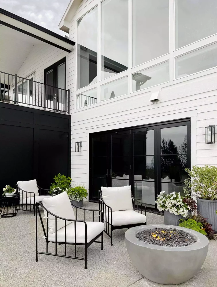the hillary style black and white patio