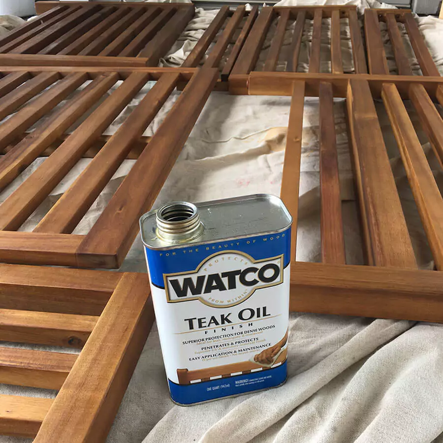 Protecting Outdoor Wooden Furniture With Teak Oil