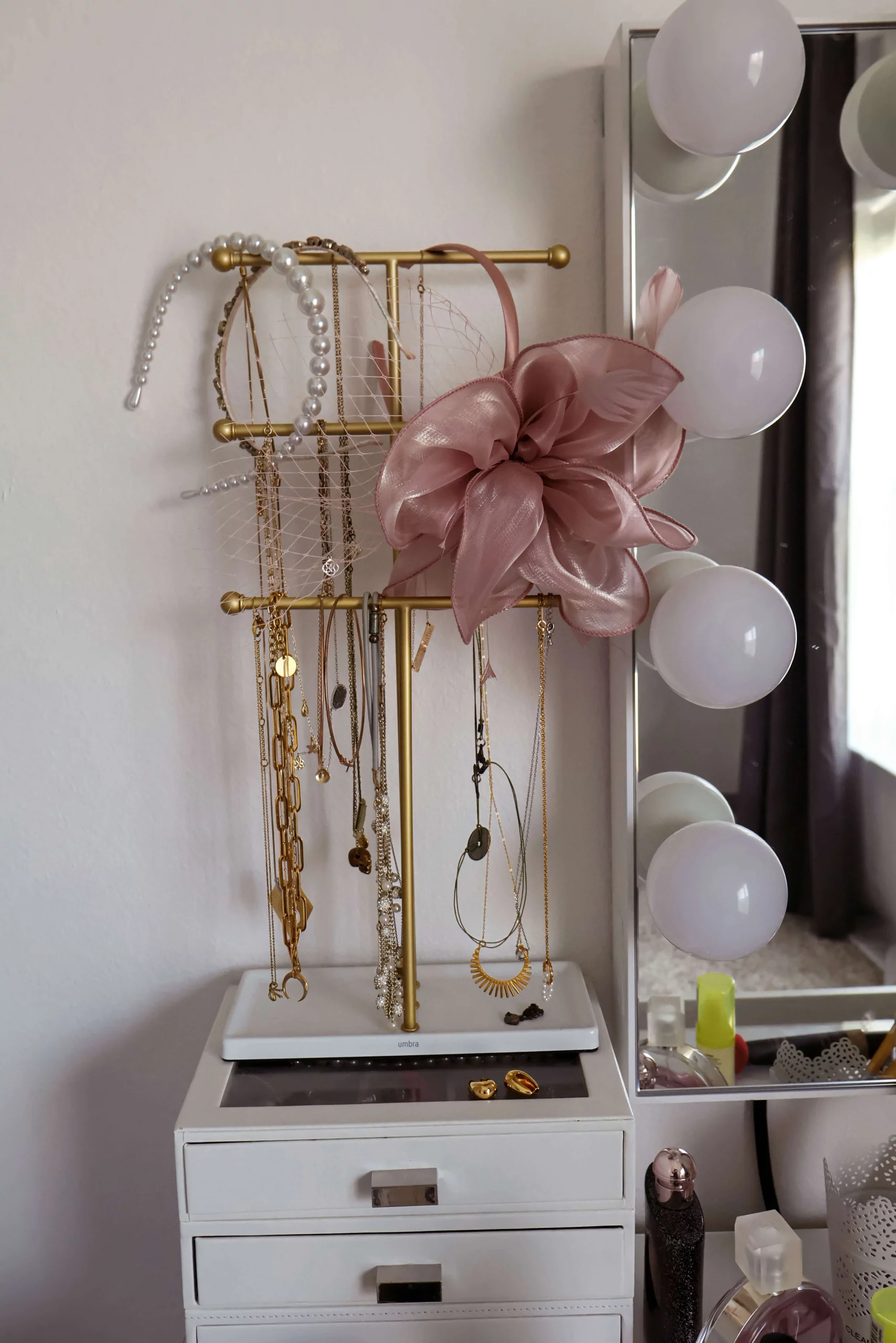 necklace stand