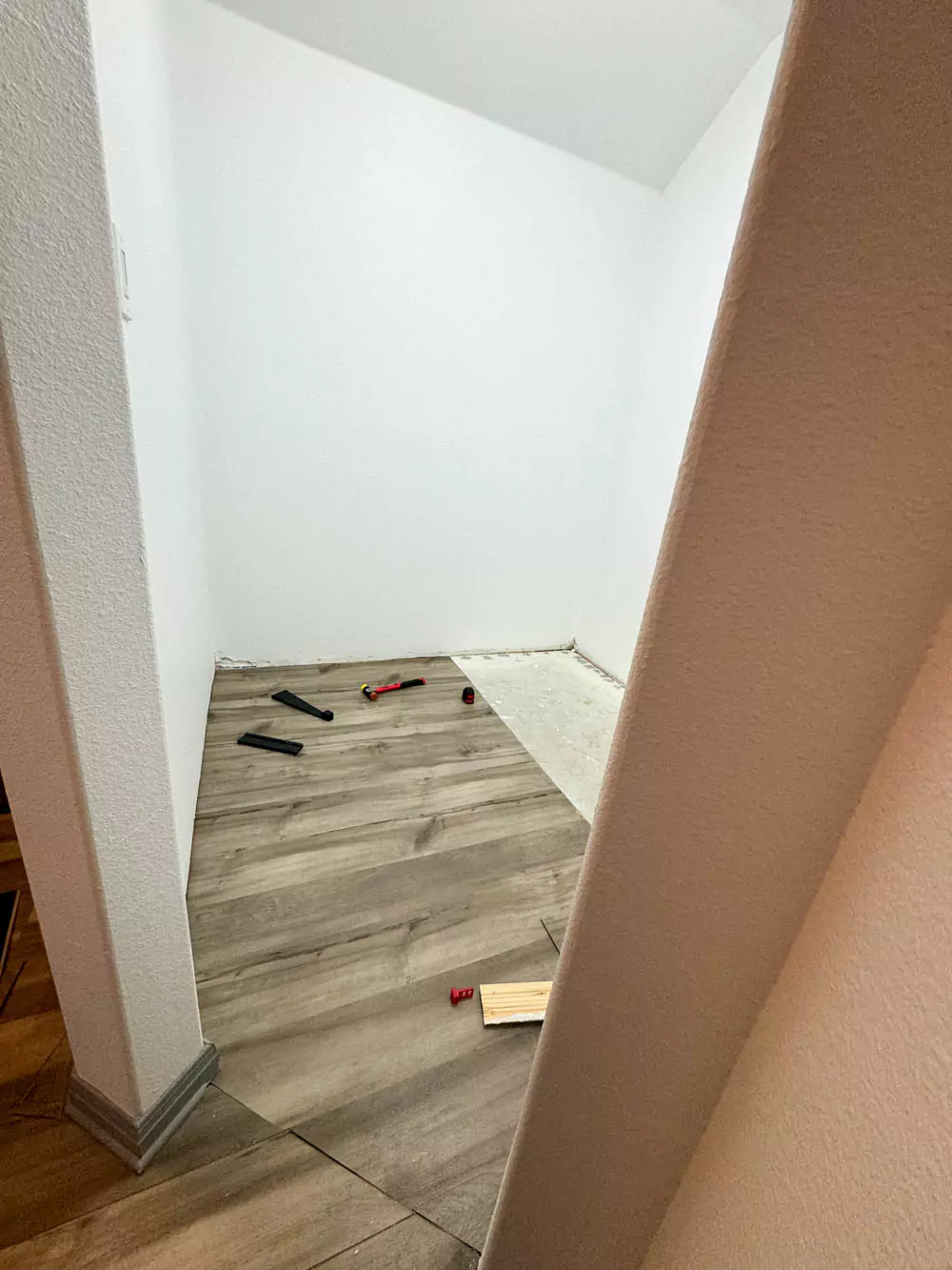 Fitting Vinyl Flooring