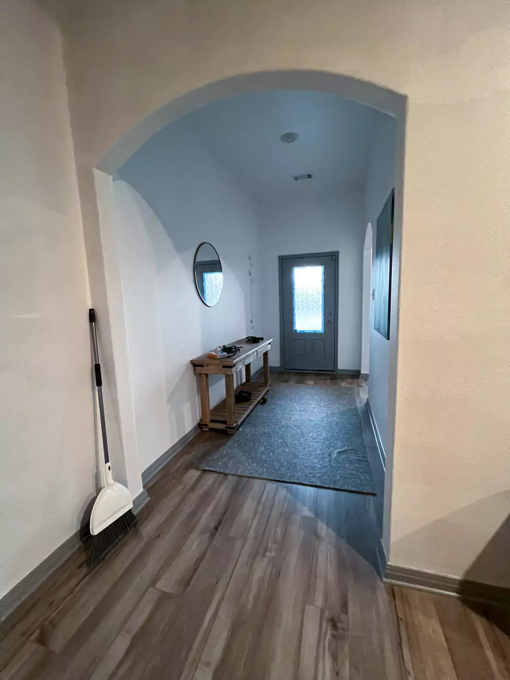 Entryway before light fixture