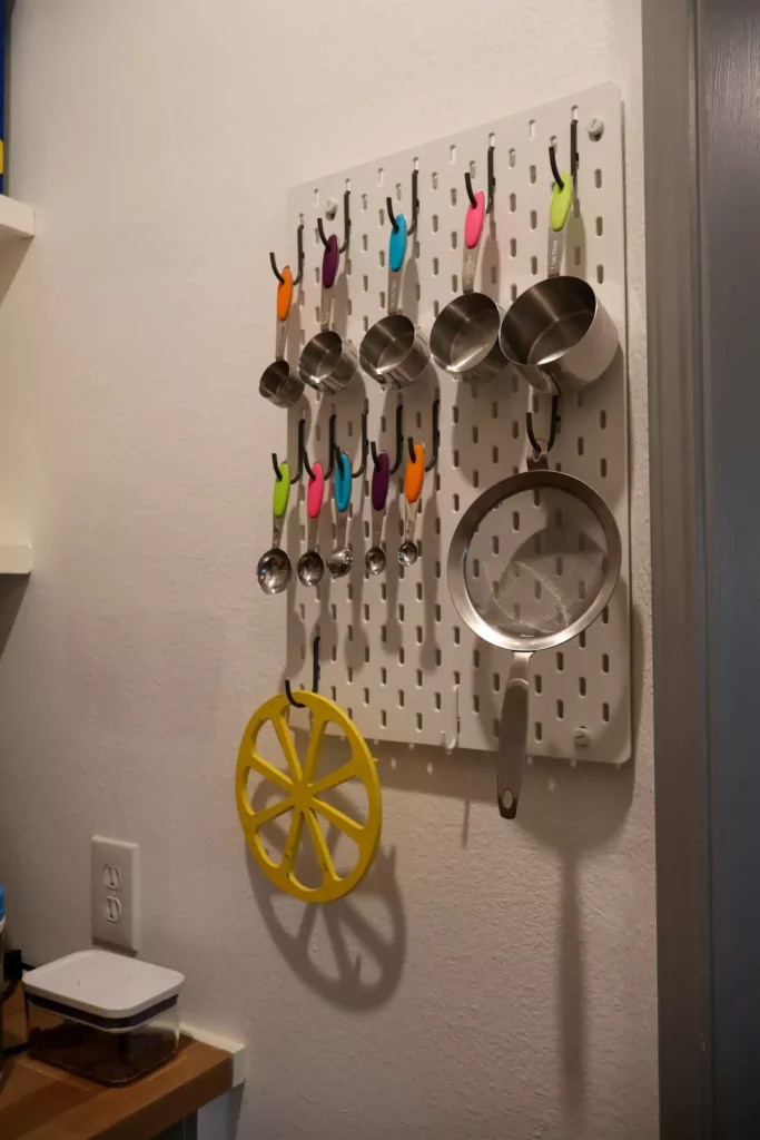 Organizing baking measuring cups